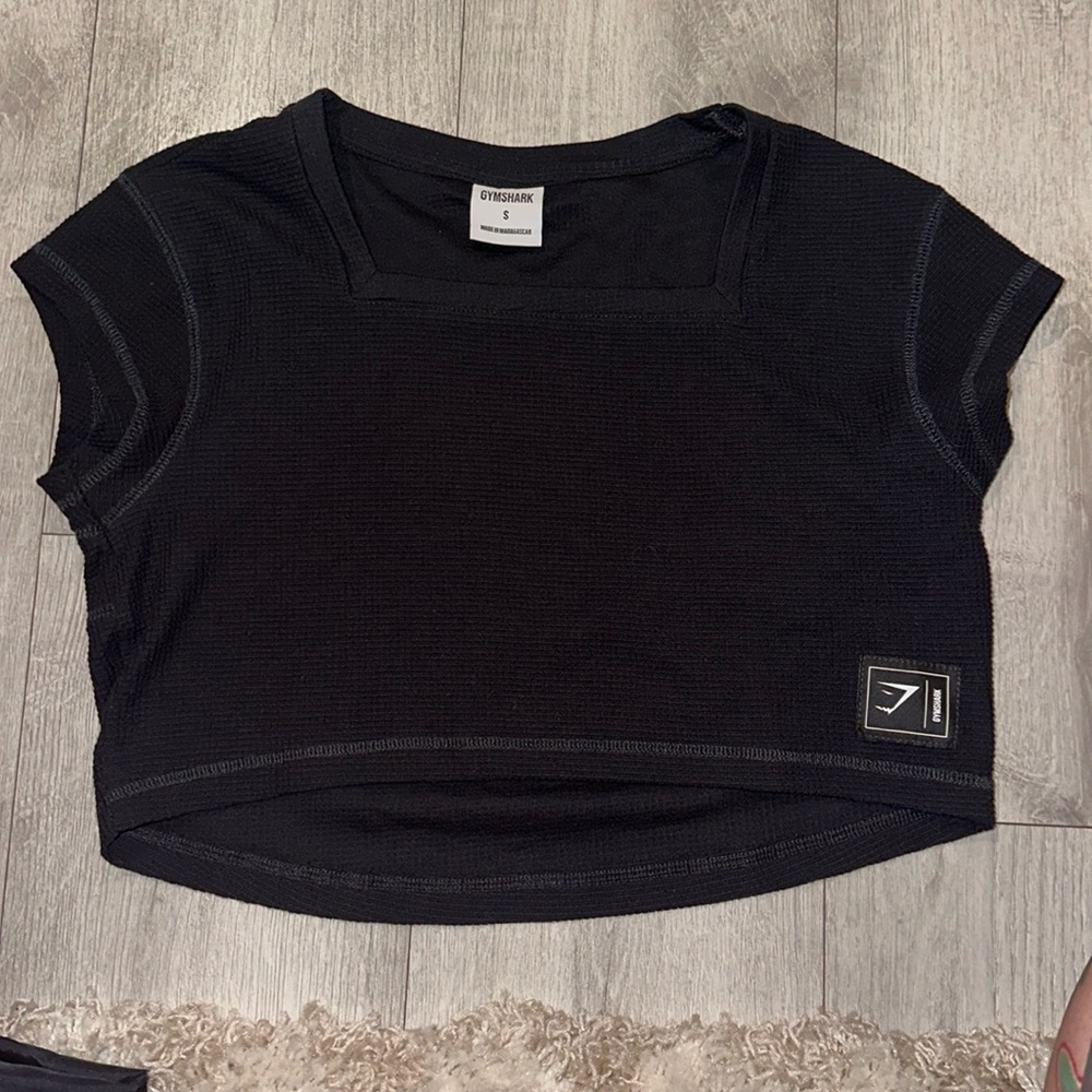 Gym shark black women’s crop top size small. 50 cotton 50 polyester. Never worn!